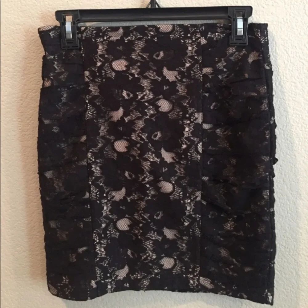 Forever 21 black lace skirt M